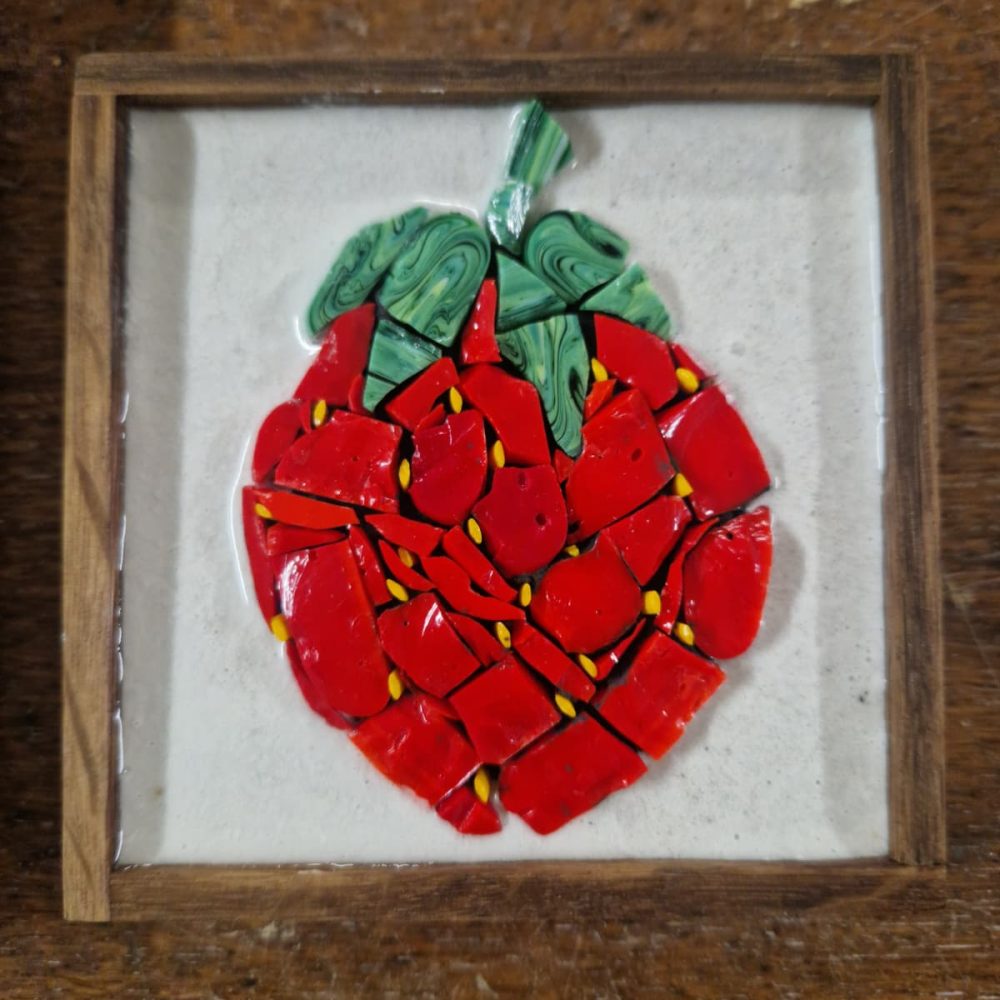 Fraise mosaïque fait main pâtes de verre rouge et verte smalti veneziani